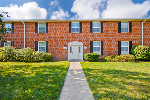 Exterior view of Cambridge Square Apartments in Flint.