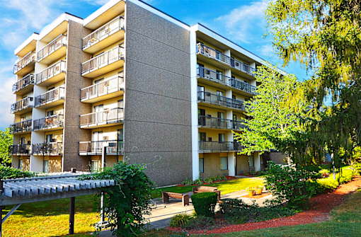 Exterior view of the Kentwood Square Apartments building.