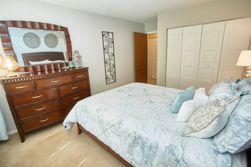 Classic Series Guest Bedroom and Closet at Somerset Lakes