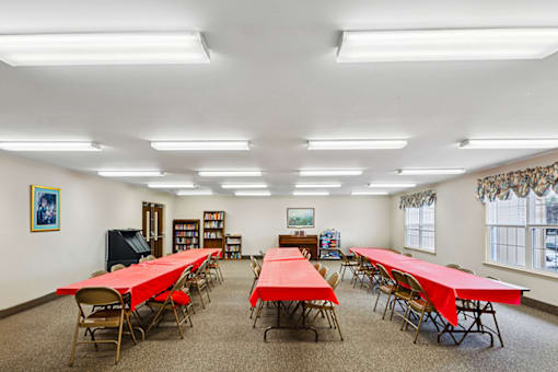 Community room at Fairington Apartments in Columbus, Indiana, featuring seating and a welcoming atmosphere.