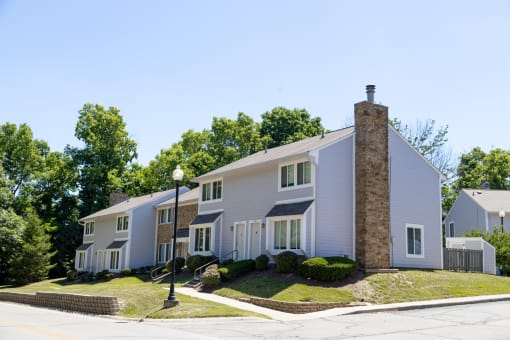 Exterior Townhome Building at Woodbridge Apartments Bloomington