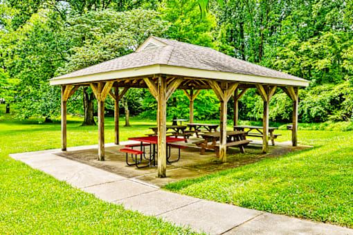 Picnic area with seating at Cambridge Square Apartments in Bedford, Indiana.