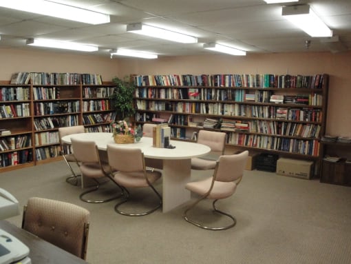 B'nai B'rith Deerfield Apartments in Deerfield Beach, FL well-stocked community library with seating