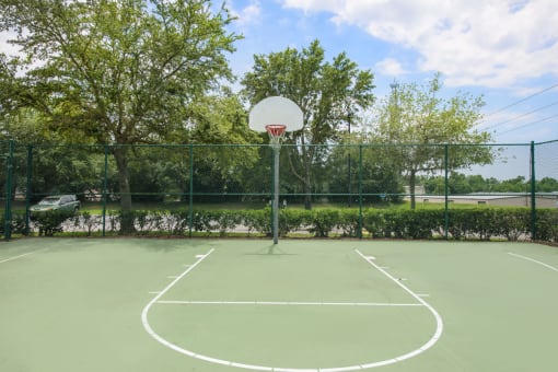 a basketball court at the whispering winds apartments in pearland, tx