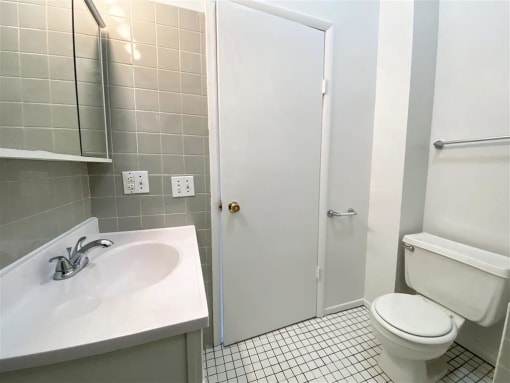 Fullerton Lofts - Bathroom