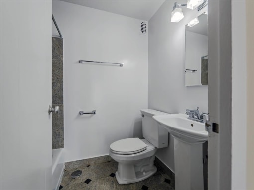 Group Fox - The Van Der Rohe - Bathroom