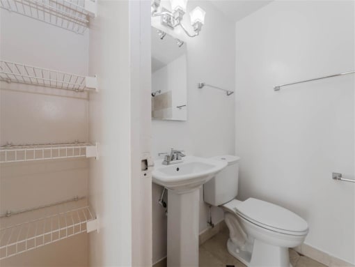 Group Fox - The Van Der Rohe - Bathroom