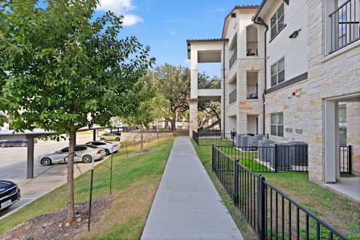 the preserve at ballantyne commons apartments walkway between sidewalk and apartment buildings