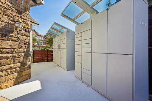 modern outdoor kitchen at Vine + Vail Townhomes and Apartments, Grapevine, TX 76051