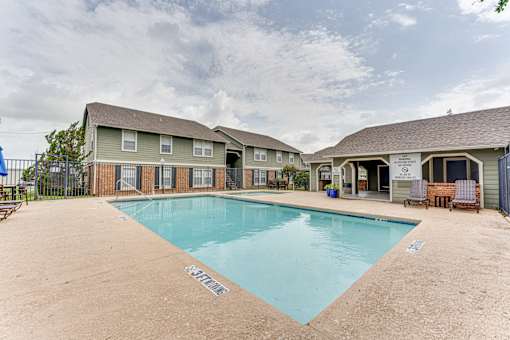Swimming pool with clubhouse and covered seating at Arbors Of Corsicana Apartments, Corsicana, 75110