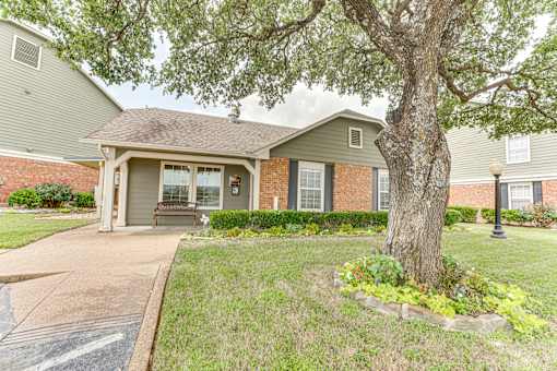 Single family home with covered front porch at Arbors Of Corsicana Apartments, Texas, 75110