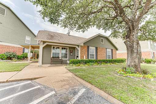 Single story home with covered front porch at Arbors Of Corsicana Apartments, Corsicana, TX 75110