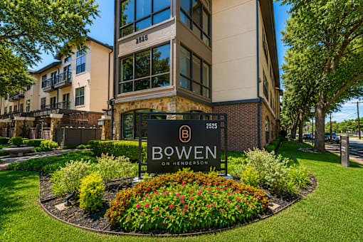 A sign for Bowen on Hindon is in front of a building.