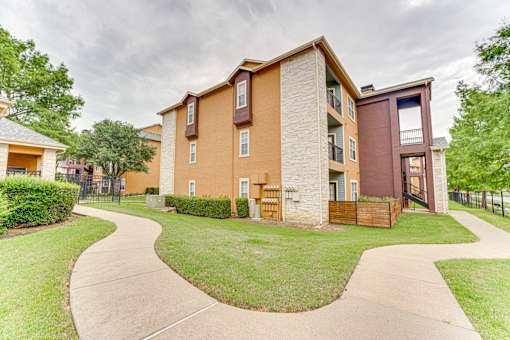 Walkway in front at Limestone Ranch Apartments, Lewisville, TX, 75067