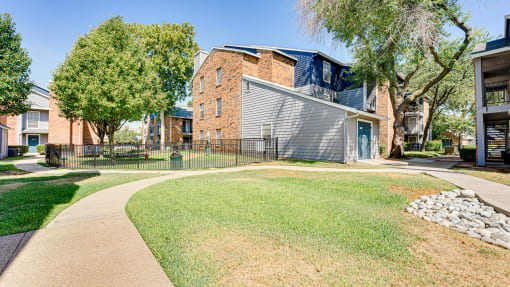 the preserve at ballantyne commons apartments courtyard and exterior at The Manhattan Apartments, Dallas, 75252