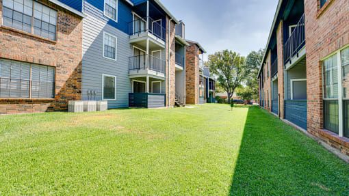 commons yard and apartment buildings at The Manhattan Apartments, Dallas