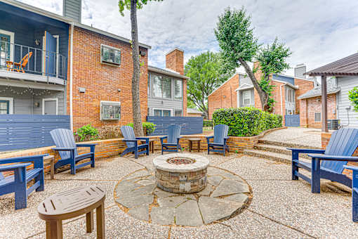 A courtyard with a fire pit at The Manhattan Apartments, Dallas, 75252