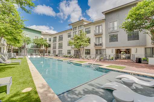 Courtyard pool with spa and seating areas at The Montrose Apartments, Texas, 75204