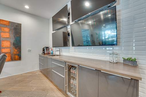 Contemporary kitchen with stainless steel appliances at Vue Live Oak Apartments, Dallas, 75204