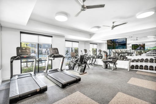 the gym at the landing at pullman apartments in pullman