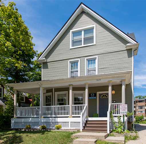 A house with the number 1619 on the front.