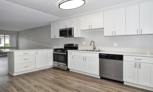 Orangewood Garden Apartment Homes in Anaheim kitchen