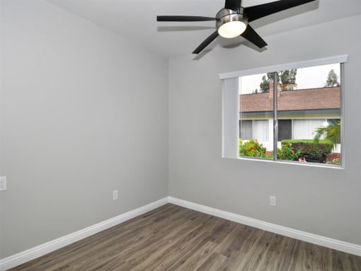 Orangewood Garden Apartment Homes in Anaheim bedroom