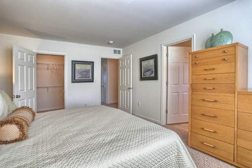 bedroom accomodates king size bed