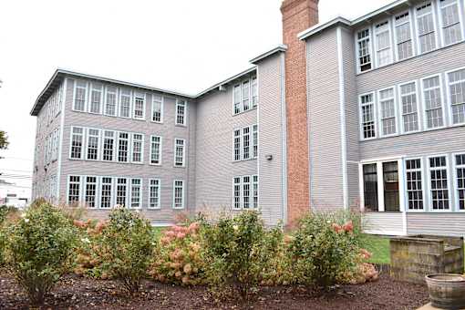 a view of the exterior of an apartment building