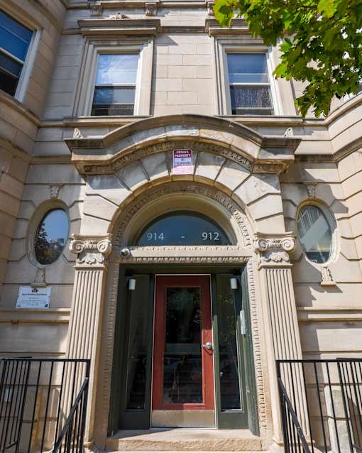 The front of a building with a red door and the numbers 914 and 912 on it.