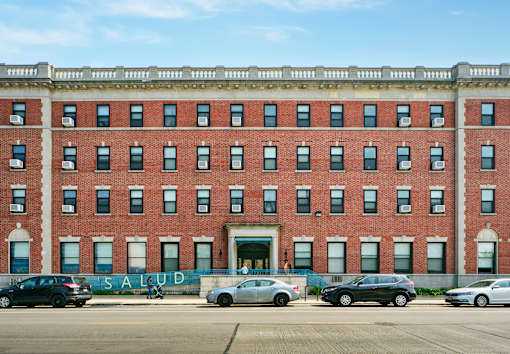 A red brick building with the word SALUD painted on the side.