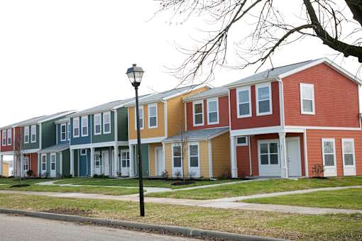 a row of houses in front of a street