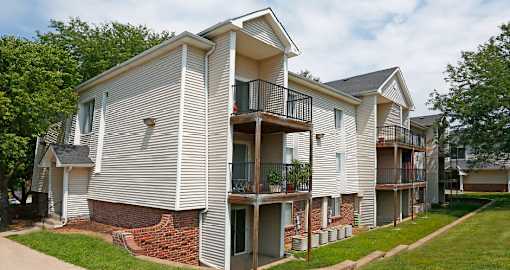 Apartments with balconies located in central Omaha Nebraska with scenic views