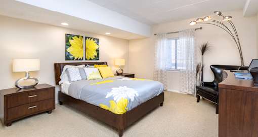 Huge master bedroom with attached walk-in closet and master bathroom, spacious master bedroom at Embassy Park Apartments in Omaha, Nebraska