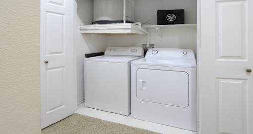 Luxury apartments with full-size washer and dryer at Saddlebrook apartments in Urbandale Iowa