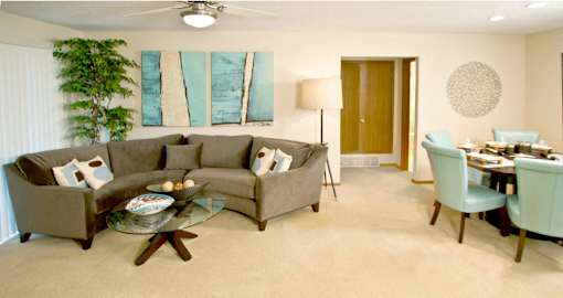 Huge apartment, spacious floor plan, spacious apartment, spacious dining room, and spacious living room at The Vanderbilt Apartments in Omaha, Nebraska