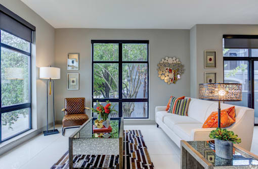 Luxury apartments in River Oaks with spacious open floor plan, downtown views, and 11-foot ceilings at Le Palais Apartments in Houston.