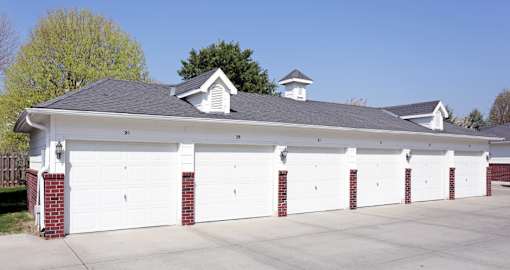 Luxury apartments in south Lincoln Nebraska with detached garages