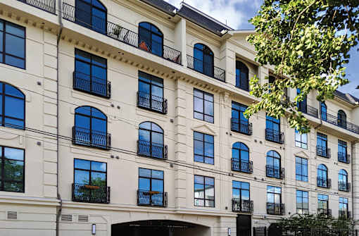Luxury apartments in River Oaks Area with downtown views at Le Palais Apartments in Houston.