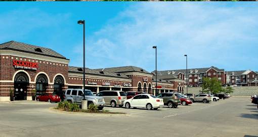 Rockledge shopping center next to Rockledge Oaks Apartments at Rockledge Oaks Apartments in Lincoln, Nebraska