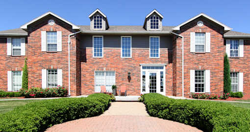 Clubhouse with resident lounge, resident cyber café, free wi-fi, and 24-hour fitness center at Tanglewood Apartments located near the University of Nebraska Lincoln