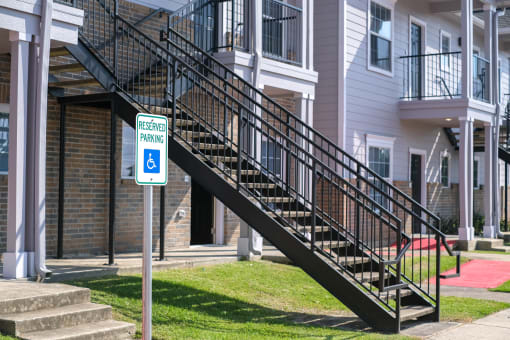 a handicap parking sign in front of a building