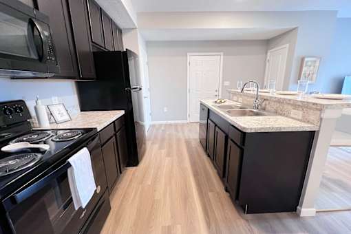 Kitchen with Oven at Hebron Station Apartments, Kentucky, 41048