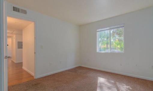 Vineyard Family bedroom with window