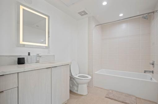 4804 Oakwood primary bathroom
