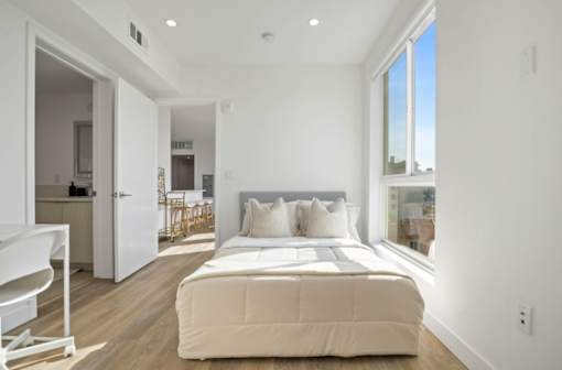 4804 Oakwood primary bedroom