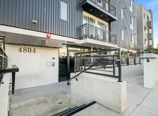 4804 Oakwood exterior entrance