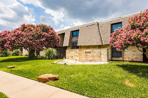 LaVita on Lovers Lane exterior building