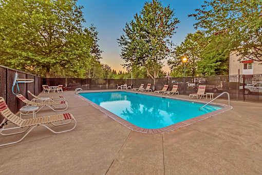 Courtside Apartments pool