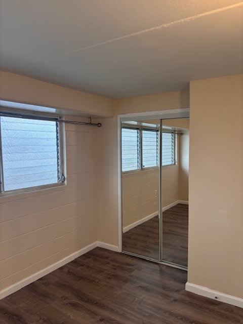 Napili Towers bedroom with a sliding mirrored closet and a window.